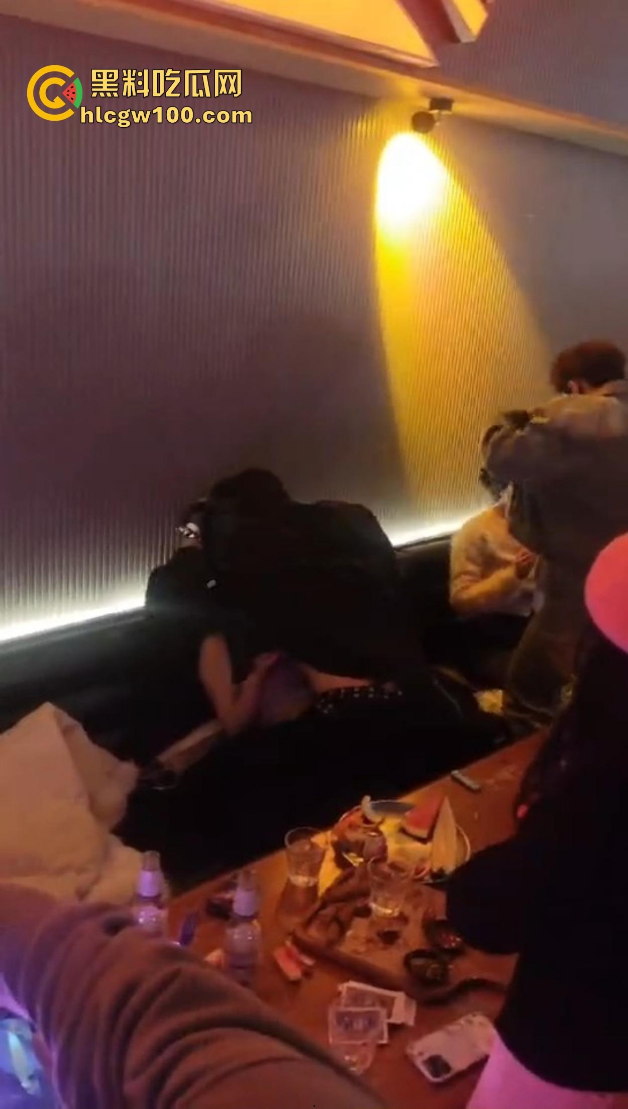 不羡鸳鸯不羡仙,只羡富婆每一天,王婆天选男模开局撒钱招呼肌肉,淫乱派对全程狂嗨,富婆的快乐你想不到!