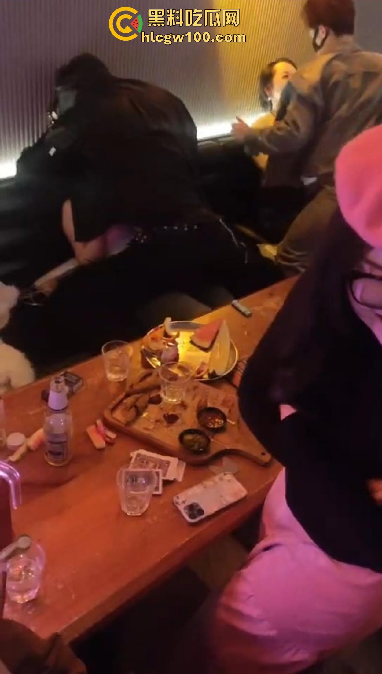 不羡鸳鸯不羡仙,只羡富婆每一天,王婆天选男模开局撒钱招呼肌肉,淫乱派对全程狂嗨,富婆的快乐你想不到!