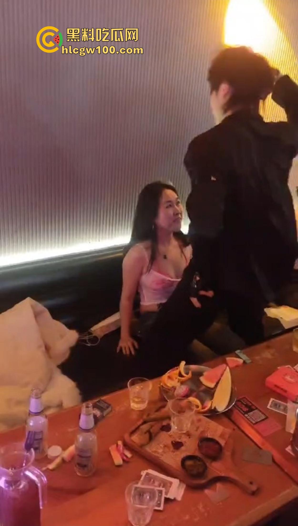 不羡鸳鸯不羡仙,只羡富婆每一天,王婆天选男模开局撒钱招呼肌肉,淫乱派对全程狂嗨,富婆的快乐你想不到!