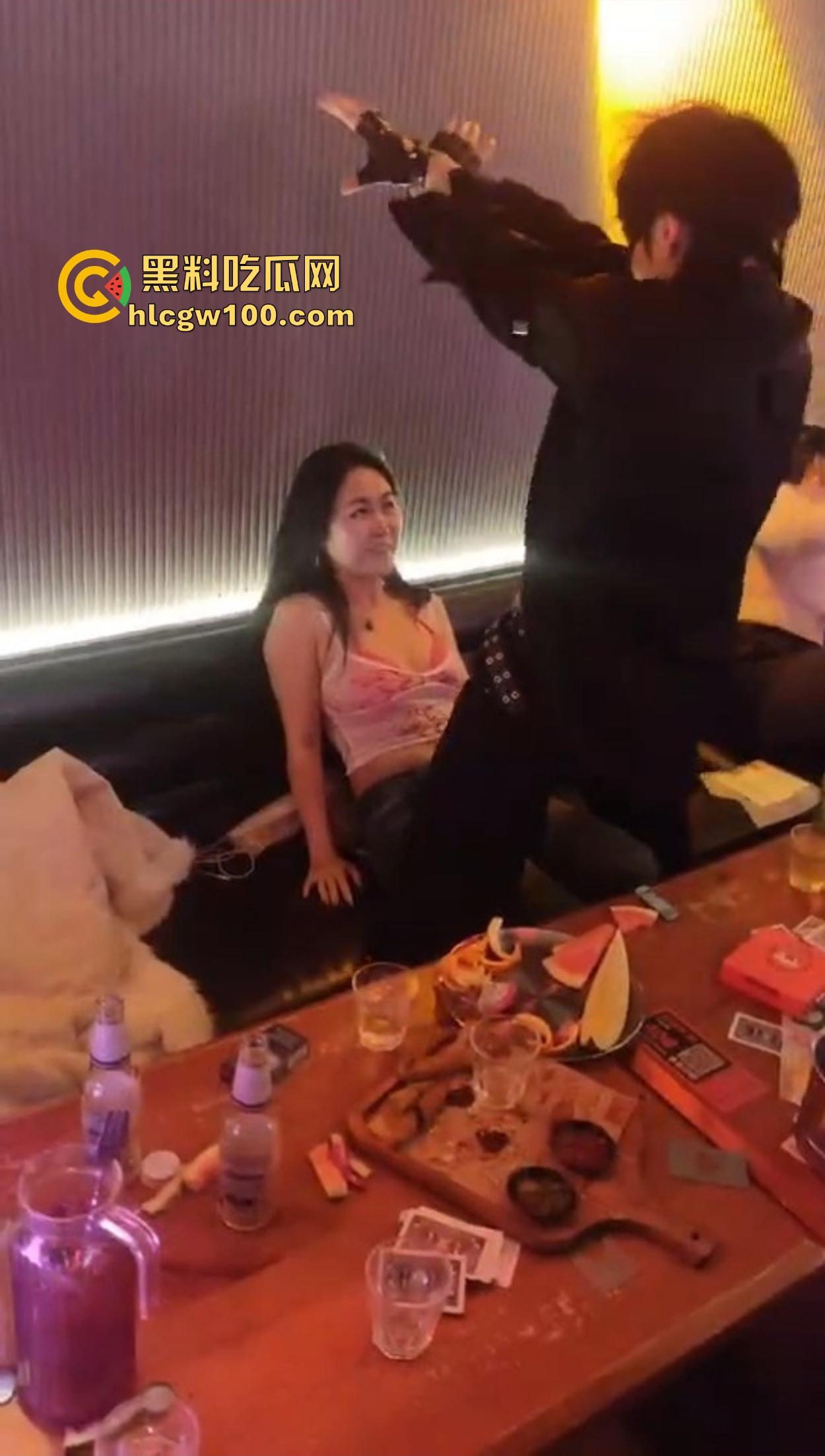 不羡鸳鸯不羡仙,只羡富婆每一天,王婆天选男模开局撒钱招呼肌肉,淫乱派对全程狂嗨,富婆的快乐你想不到!