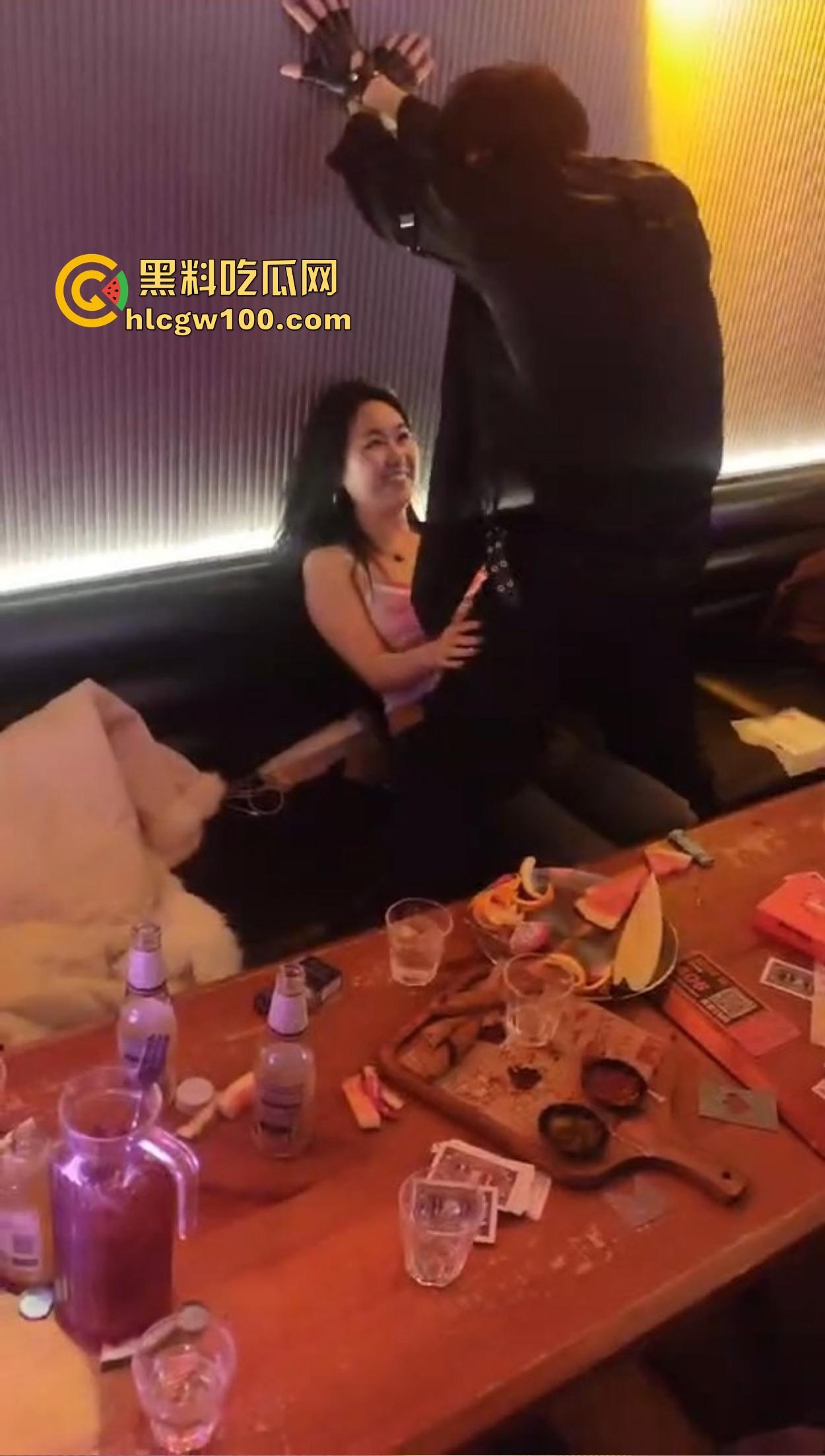 不羡鸳鸯不羡仙,只羡富婆每一天,王婆天选男模开局撒钱招呼肌肉,淫乱派对全程狂嗨,富婆的快乐你想不到!