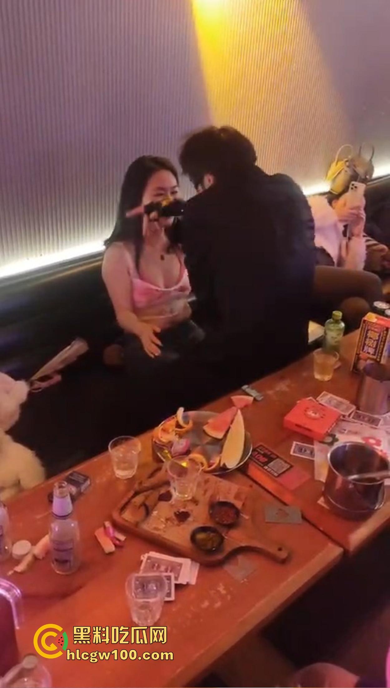 不羡鸳鸯不羡仙,只羡富婆每一天,王婆天选男模开局撒钱招呼肌肉,淫乱派对全程狂嗨,富婆的快乐你想不到!