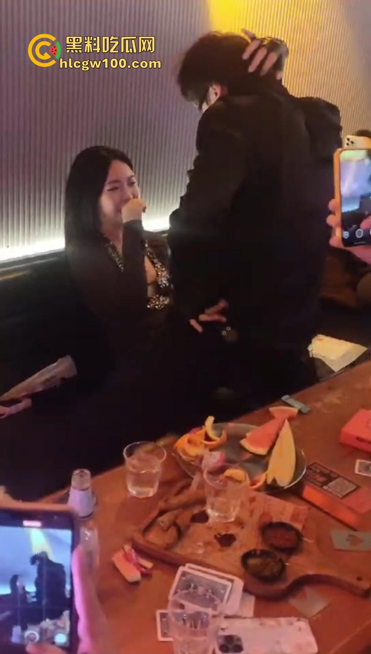 不羡鸳鸯不羡仙,只羡富婆每一天,王婆天选男模开局撒钱招呼肌肉,淫乱派对全程狂嗨,富婆的快乐你想不到!