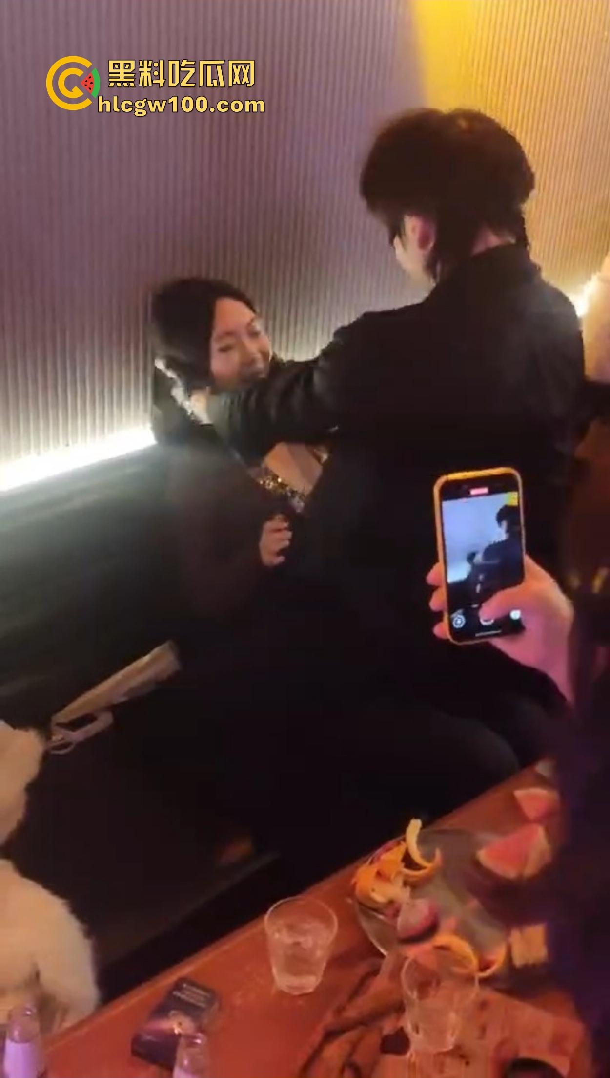 不羡鸳鸯不羡仙,只羡富婆每一天,王婆天选男模开局撒钱招呼肌肉,淫乱派对全程狂嗨,富婆的快乐你想不到!