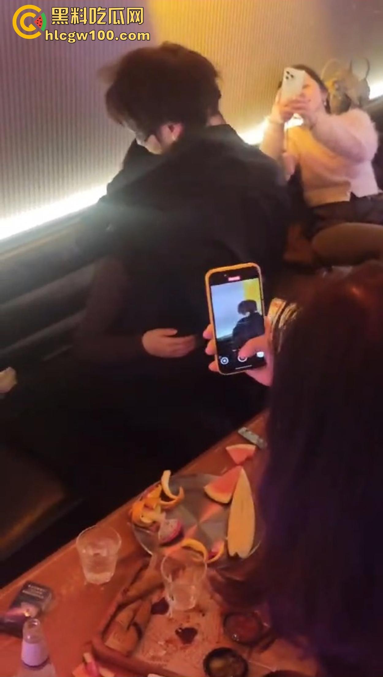 不羡鸳鸯不羡仙,只羡富婆每一天,王婆天选男模开局撒钱招呼肌肉,淫乱派对全程狂嗨,富婆的快乐你想不到!