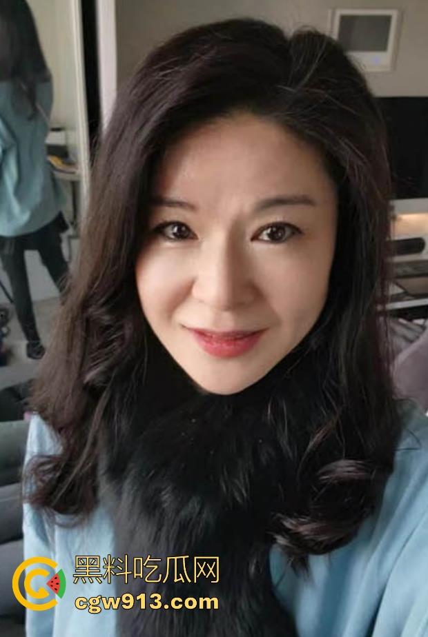 海角乱伦,早上起床把妈妈的骚穴狂扣出水,再狠狠无套猛插,主动撅臀迎合,极其骚乱!