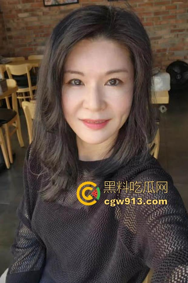 海角乱伦,早上起床把妈妈的骚穴狂扣出水,再狠狠无套猛插,主动撅臀迎合,极其骚乱!