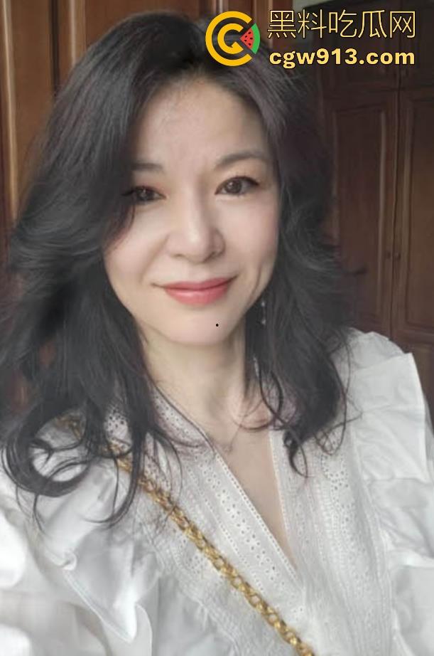 海角乱伦,早上起床把妈妈的骚穴狂扣出水,再狠狠无套猛插,主动撅臀迎合,极其骚乱!