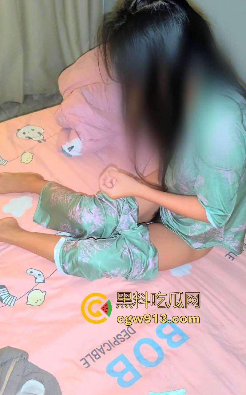 海角乱伦,早上起床把妈妈的骚穴狂扣出水,再狠狠无套猛插,主动撅臀迎合,极其骚乱!