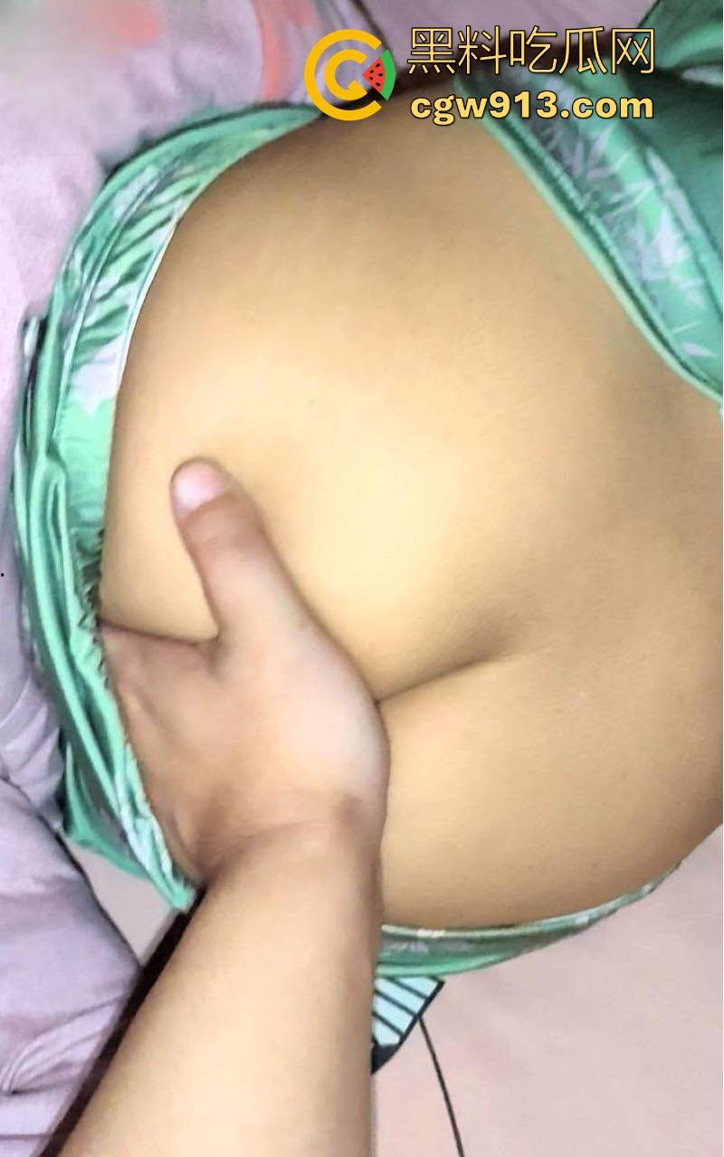 海角乱伦,早上起床把妈妈的骚穴狂扣出水,再狠狠无套猛插,主动撅臀迎合,极其骚乱!