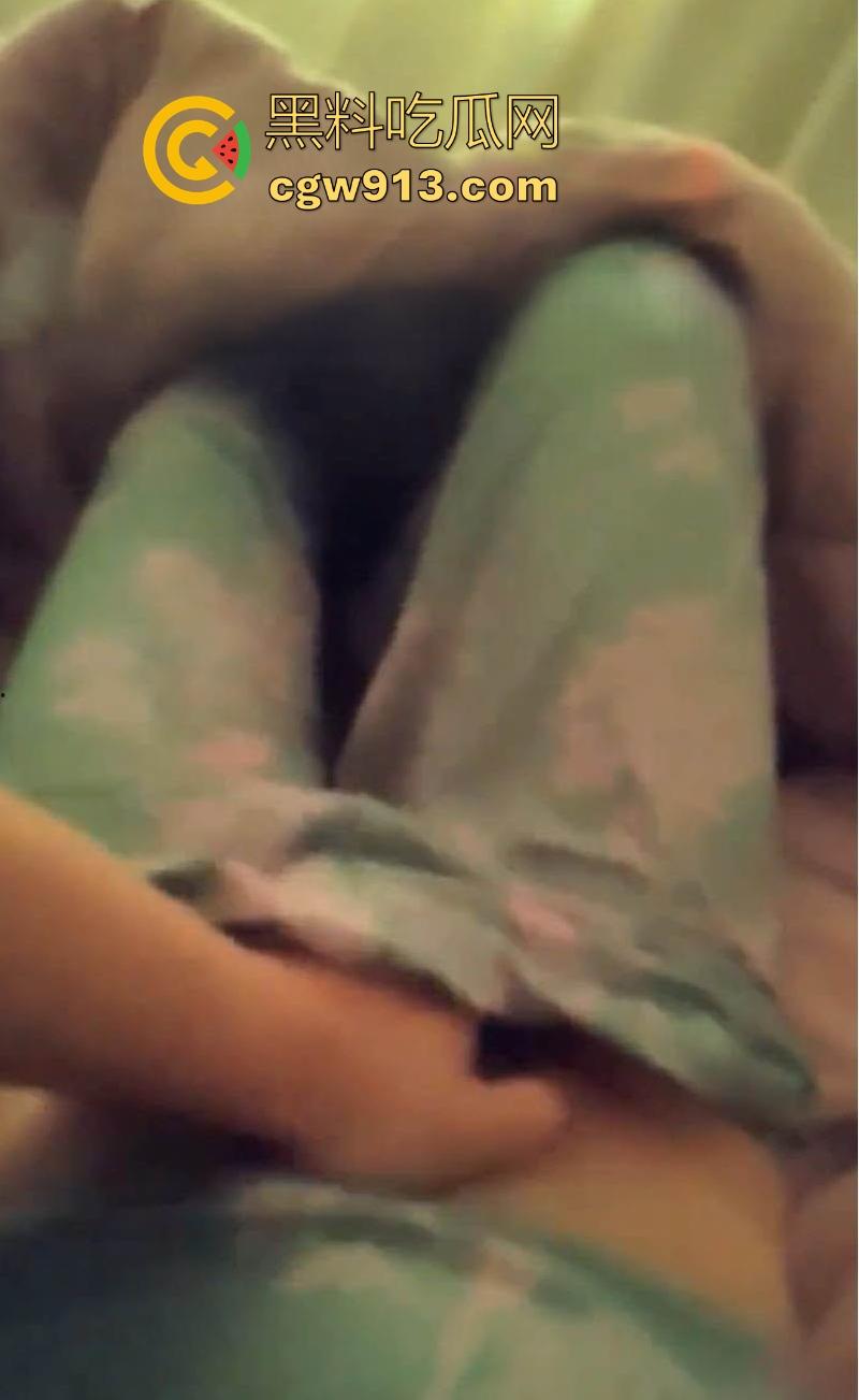 海角乱伦,早上起床把妈妈的骚穴狂扣出水,再狠狠无套猛插,主动撅臀迎合,极其骚乱!