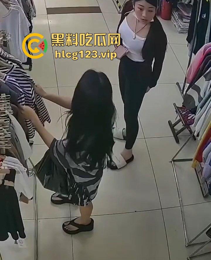 国服快枪手出手！商场里对鲨鱼裤妹子来了一发，美女懵逼问为什么往我裤子上喷水？