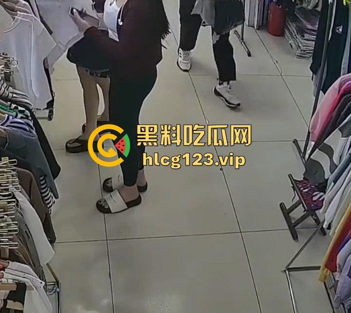 国服快枪手出手!商场里对鲨鱼裤妹子来了一发,美女懵逼问为什么往我裤子上喷水?