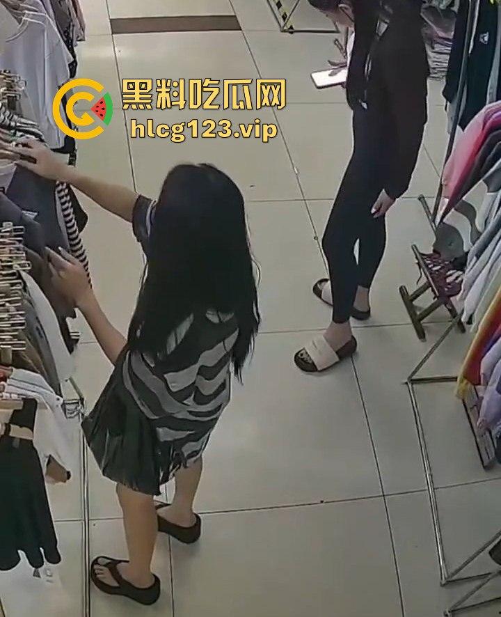 国服快枪手出手!商场里对鲨鱼裤妹子来了一发,美女懵逼问为什么往我裤子上喷水?