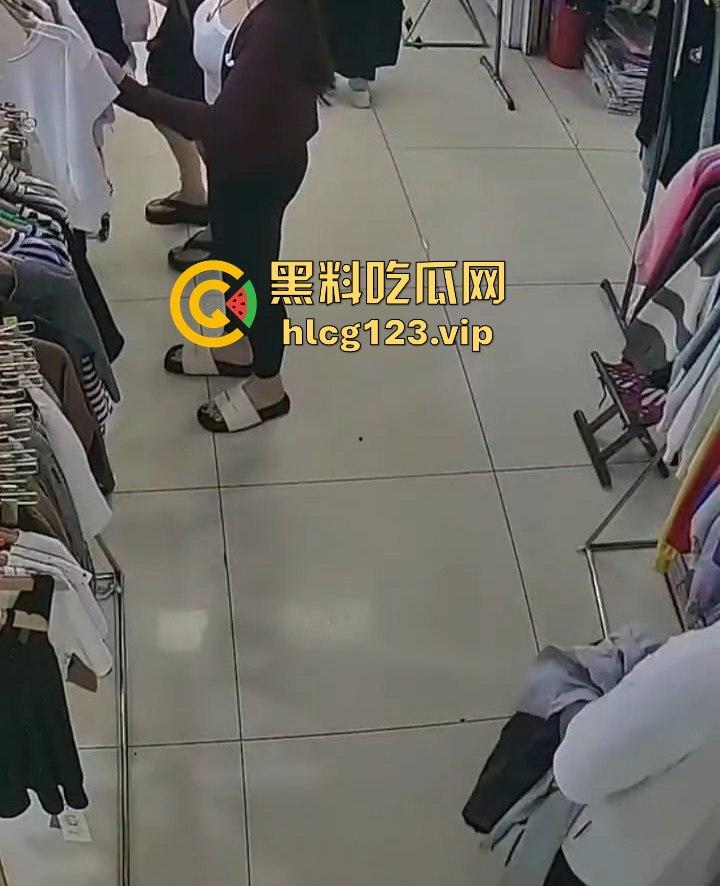 国服快枪手出手!商场里对鲨鱼裤妹子来了一发,美女懵逼问为什么往我裤子上喷水?