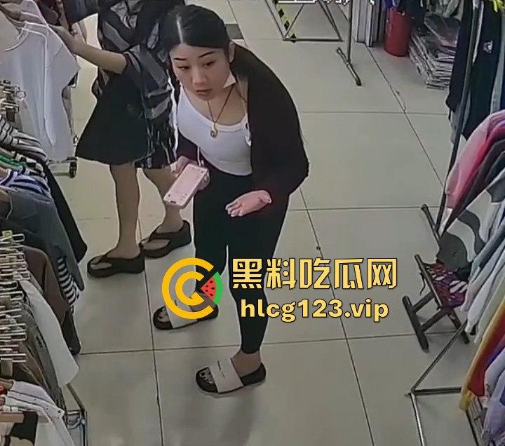 国服快枪手出手!商场里对鲨鱼裤妹子来了一发,美女懵逼问为什么往我裤子上喷水?