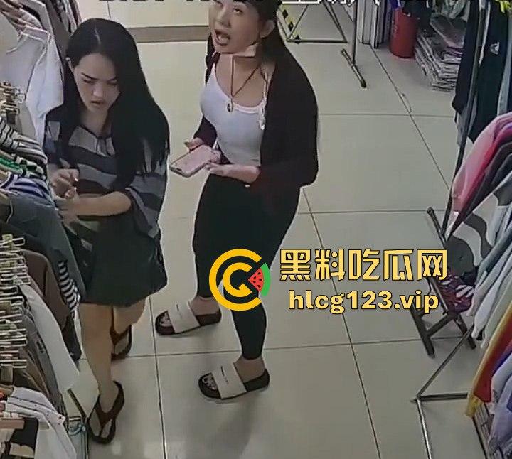国服快枪手出手!商场里对鲨鱼裤妹子来了一发,美女懵逼问为什么往我裤子上喷水?
