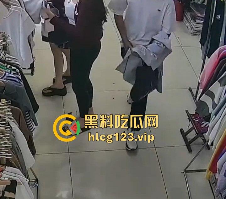 国服快枪手出手!商场里对鲨鱼裤妹子来了一发,美女懵逼问为什么往我裤子上喷水?