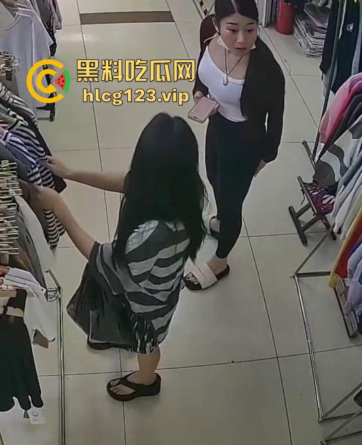 国服快枪手出手!商场里对鲨鱼裤妹子来了一发,美女懵逼问为什么往我裤子上喷水?