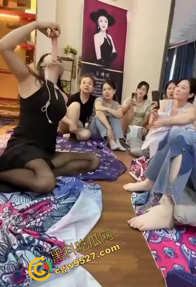 名媛培训班内部教学视频流出!性感女老师现场实操口活技术,原来当骚货还有这么多学问?