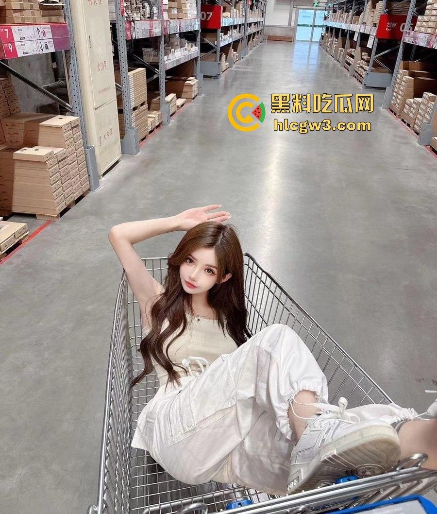 上海极品TS『刘依依』美到让直男怀疑人生 这颜值炸裂打破次元壁 上半身绝杀 你敢认是TS吗?