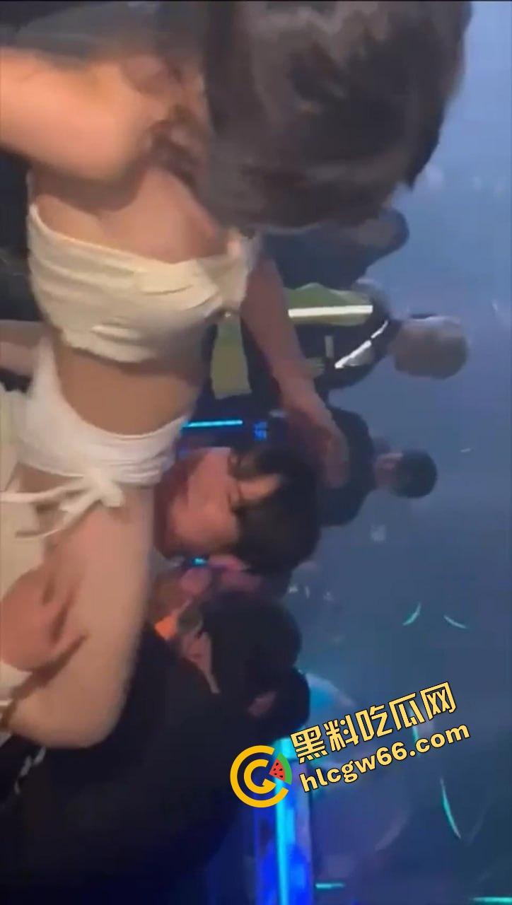 这才是男人该去的酒吧,骚舞女小妹当场撩胖子,白衣女神骑腿上嗦手指,老哥现场裤裆顶起火箭头!