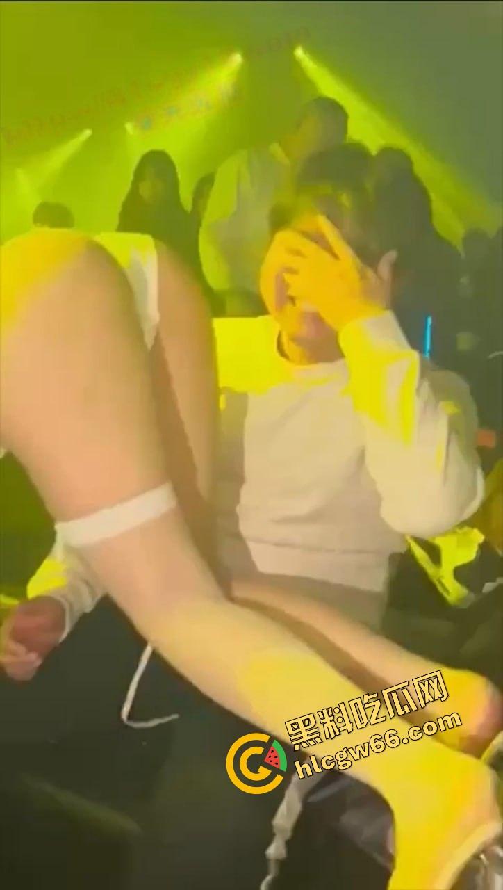 这才是男人该去的酒吧,骚舞女小妹当场撩胖子,白衣女神骑腿上嗦手指,老哥现场裤裆顶起火箭头!