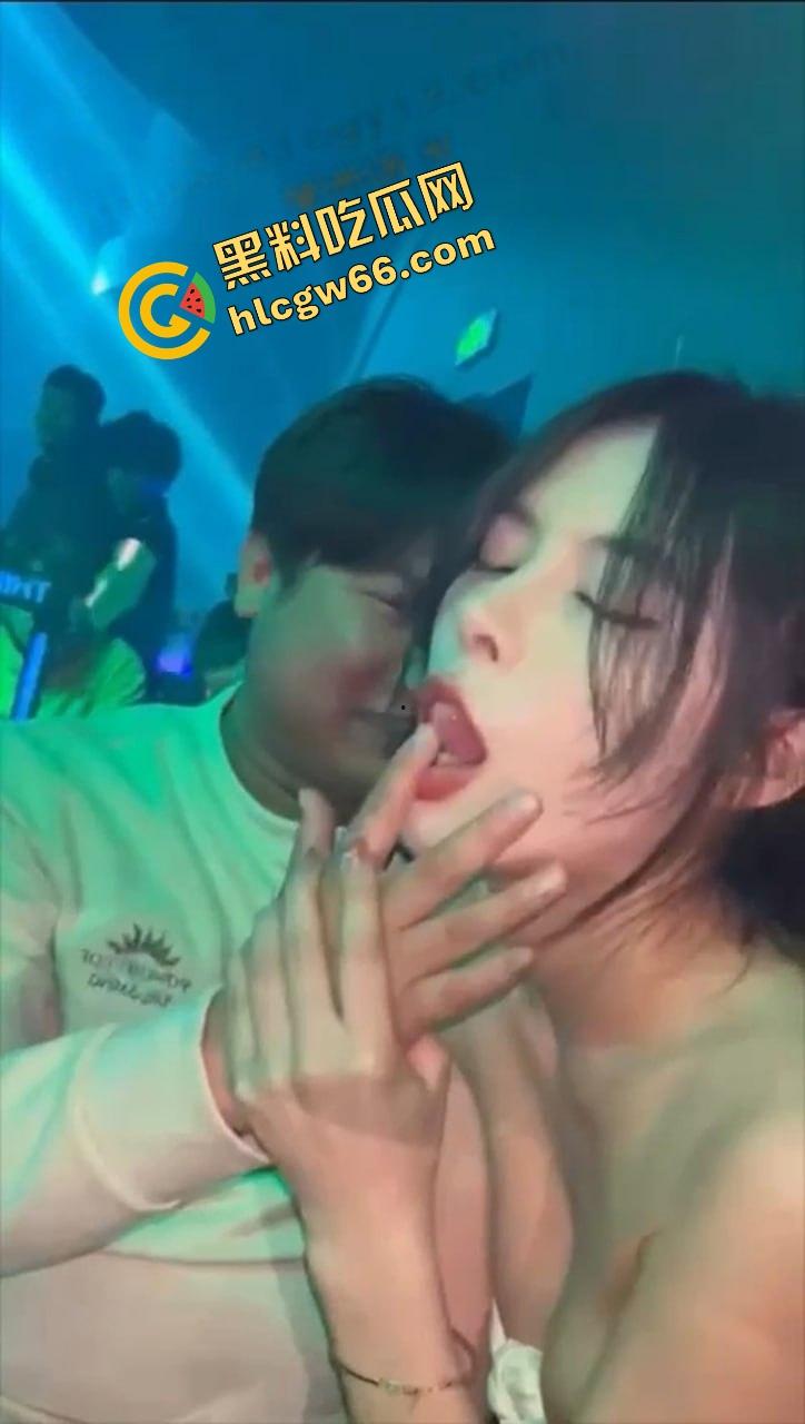 这才是男人该去的酒吧,骚舞女小妹当场撩胖子,白衣女神骑腿上嗦手指,老哥现场裤裆顶起火箭头!