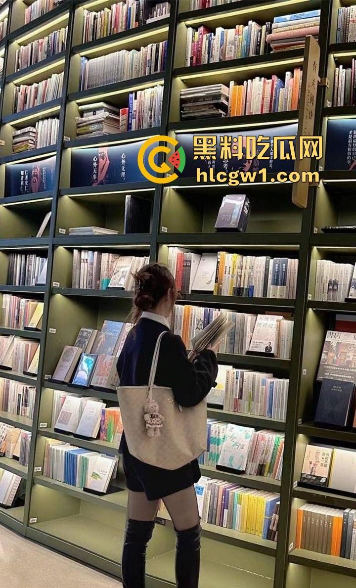 舔屁眼舔到潮喷!上海高冷女神『姜欣』堕落成富二代贱狗,屁味加精液舔到嗨叫,这骚劲连狗都跪服!