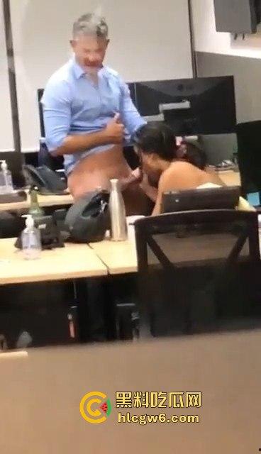 自由美利坚警察牛得飞起 纽约警局偷情打炮不遮掩 办公室直接脱衣大战 这是警局还是OF拍摄棚?