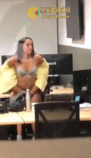 自由美利坚警察牛得飞起 纽约警局偷情打炮不遮掩 办公室直接脱衣大战 这是警局还是OF拍摄棚?