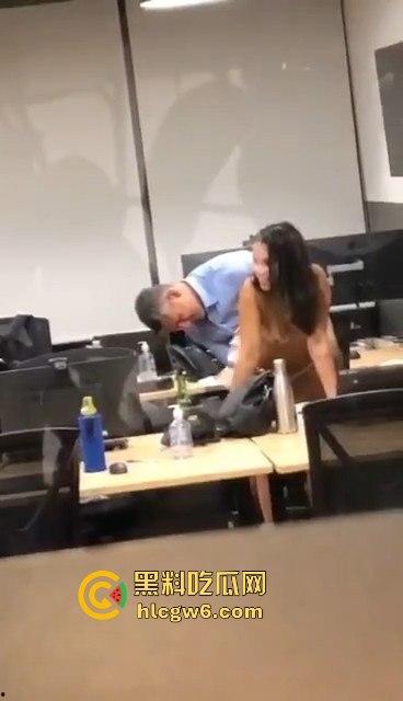 自由美利坚警察牛得飞起 纽约警局偷情打炮不遮掩 办公室直接脱衣大战 这是警局还是OF拍摄棚?