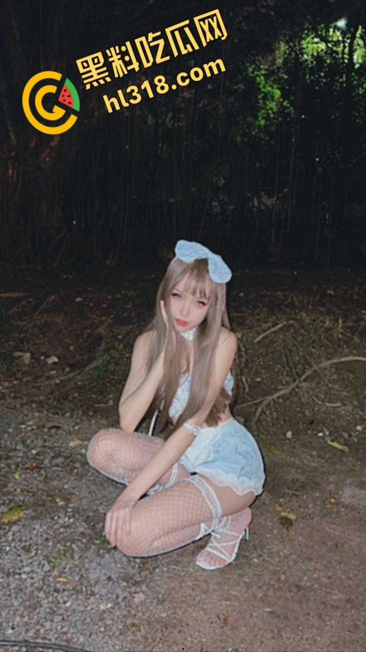 高颜值情侣露脸激情啪啪，女主跪在地上含情脉脉的吞吐，后入小骚穴娇喘连连，男友都要被榨干了 ！