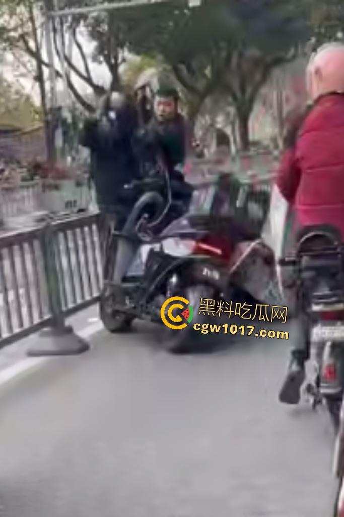 贵州路怒外卖小哥暴打逆行老大哥，头盔被一拳打爆，小哥脱头盔狂揍，从报警变惨叫，没流血倒是很丢脸！