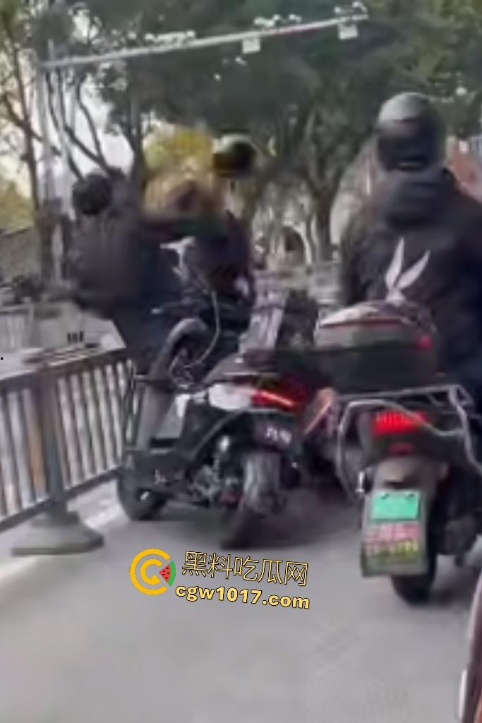 贵州路怒外卖小哥暴打逆行老大哥,头盔被一拳打爆,小哥脱头盔狂揍,从报警变惨叫,没流血倒是很丢脸!