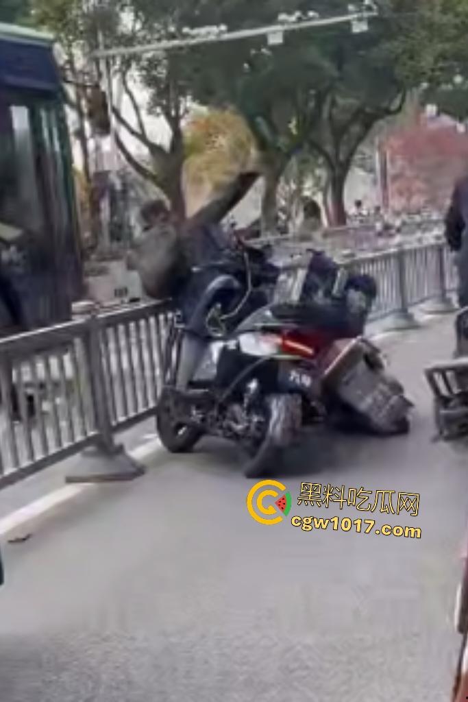 贵州路怒外卖小哥暴打逆行老大哥,头盔被一拳打爆,小哥脱头盔狂揍,从报警变惨叫,没流血倒是很丢脸!