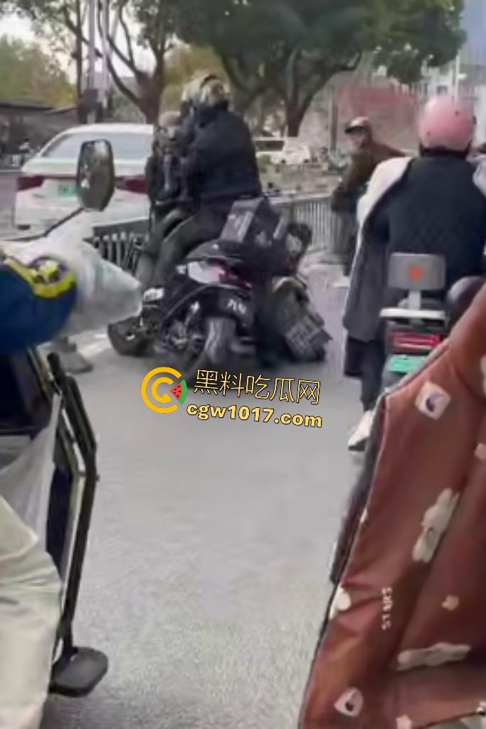 贵州路怒外卖小哥暴打逆行老大哥,头盔被一拳打爆,小哥脱头盔狂揍,从报警变惨叫,没流血倒是很丢脸!