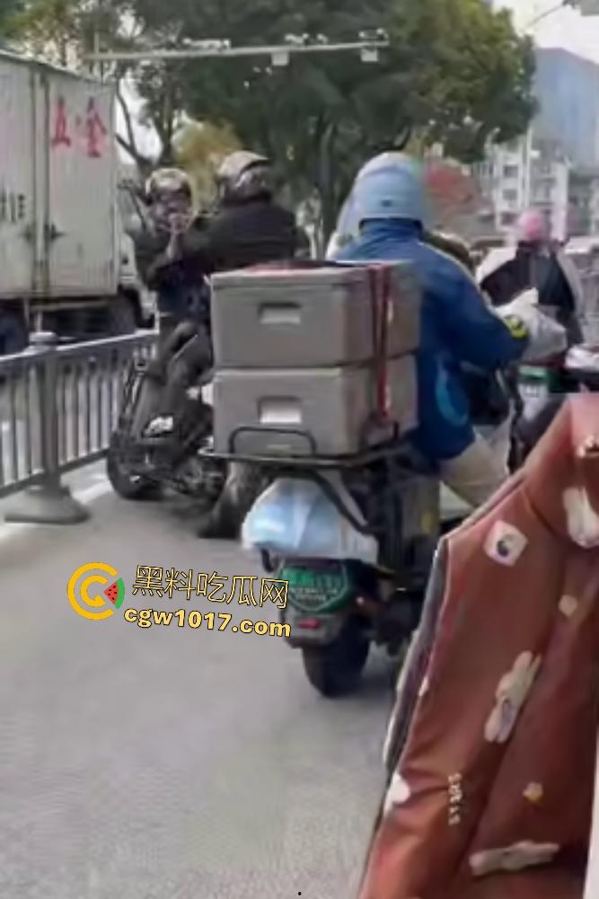 贵州路怒外卖小哥暴打逆行老大哥,头盔被一拳打爆,小哥脱头盔狂揍,从报警变惨叫,没流血倒是很丢脸!