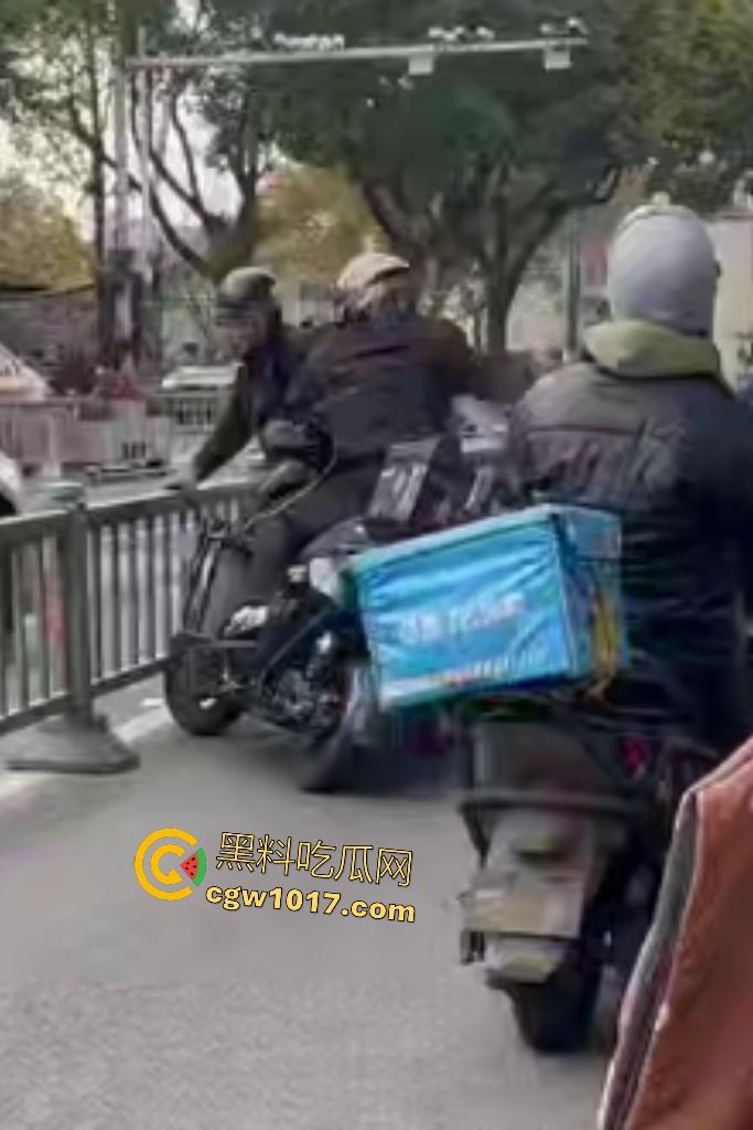 贵州路怒外卖小哥暴打逆行老大哥,头盔被一拳打爆,小哥脱头盔狂揍,从报警变惨叫,没流血倒是很丢脸!