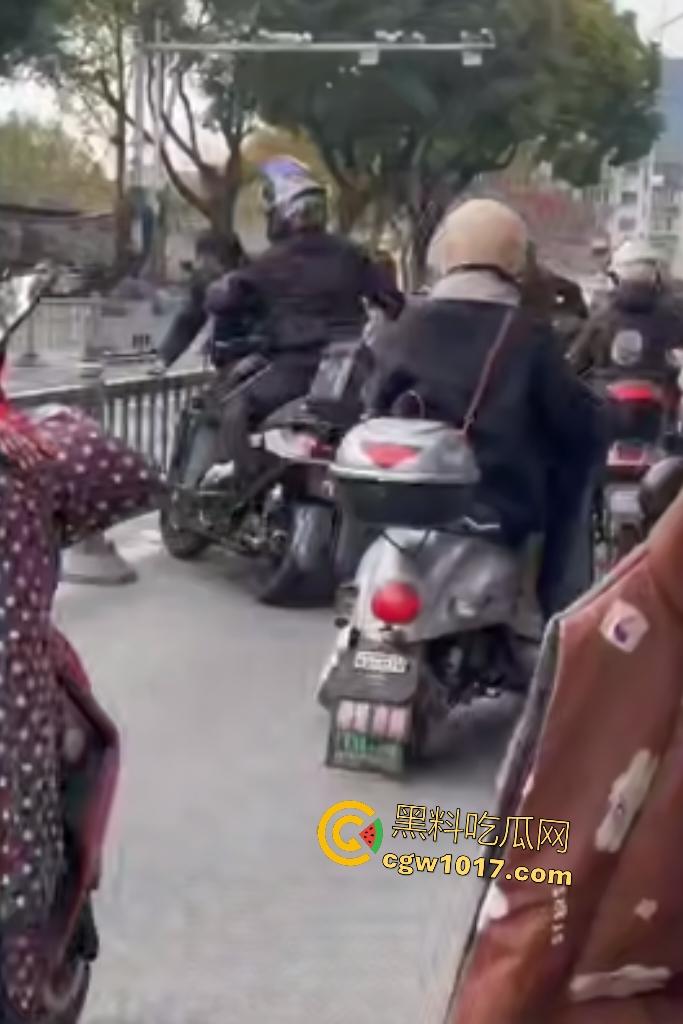 贵州路怒外卖小哥暴打逆行老大哥,头盔被一拳打爆,小哥脱头盔狂揍,从报警变惨叫,没流血倒是很丢脸!