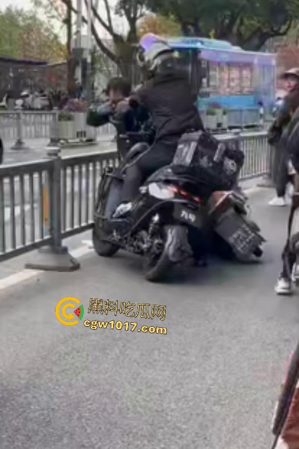 贵州路怒外卖小哥暴打逆行老大哥,头盔被一拳打爆,小哥脱头盔狂揍,从报警变惨叫,没流血倒是很丢脸!
