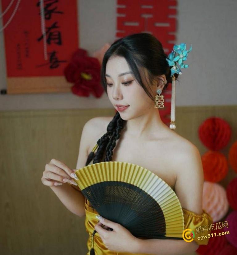 浙江舟山新婚人妻【胡娜】,少妇口活就是好,床上各种姿势深喉口交,穿着开档丝袜被暴力抽插骚穴!