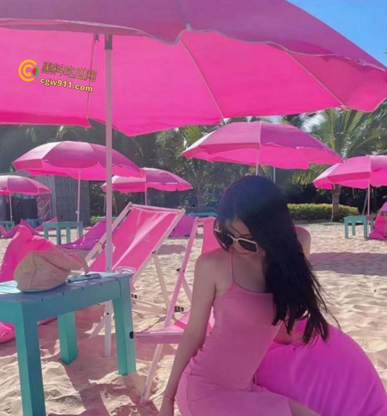 浙江舟山新婚人妻【胡娜】,少妇口活就是好,床上各种姿势深喉口交,穿着开档丝袜被暴力抽插骚穴!