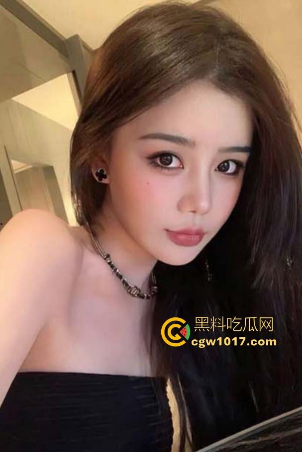 海角乱伦！跟喜欢露出的嫂子楼道交合，华伦天奴高跟配上红色丝袜兔女郎，激情猛操内射，爽的一批！